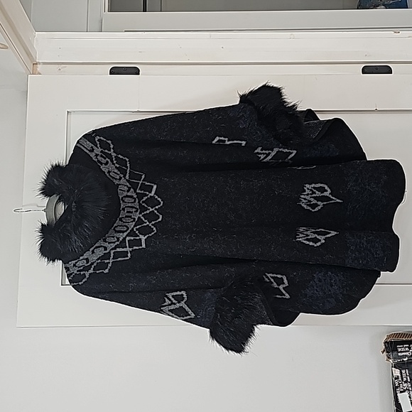 Hooded  shawl coat  cape with  faux  fur  black  trim . Elegant  and  classy - Picture 4 of 8